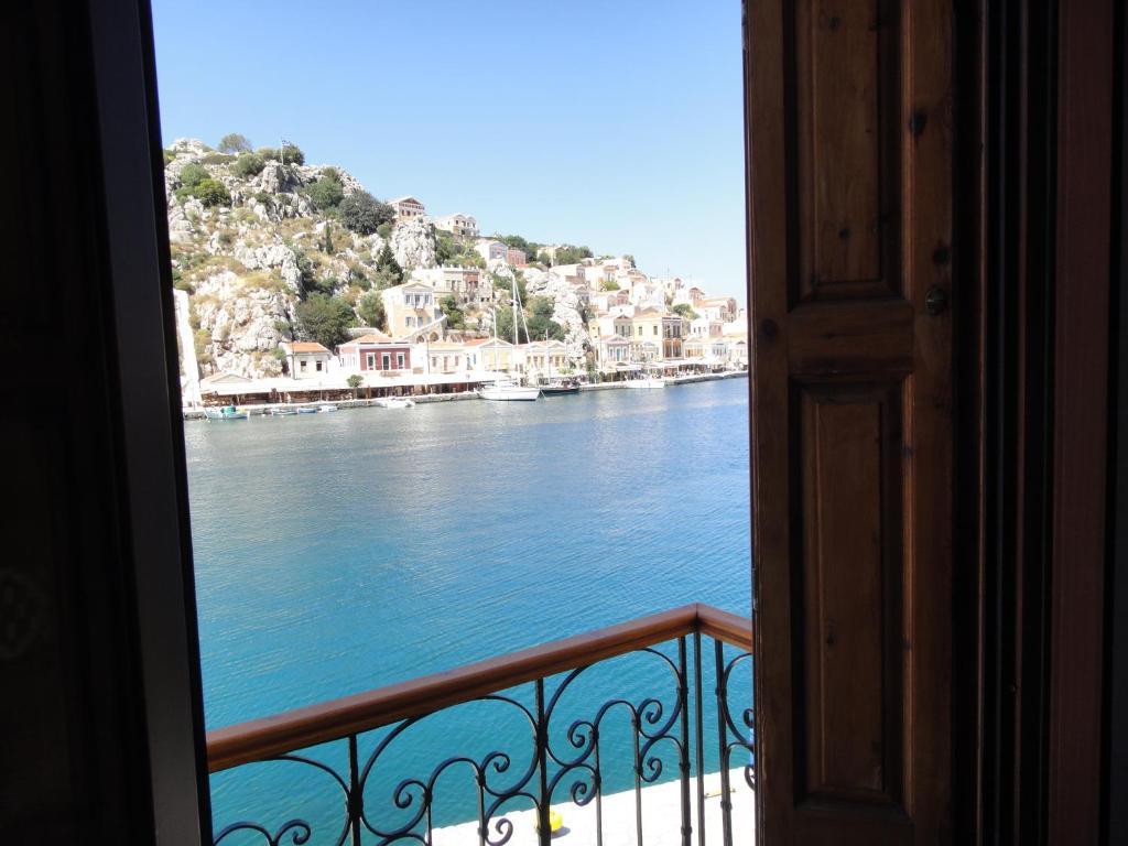 Captain'S Suites Simi Dış mekan fotoğraf