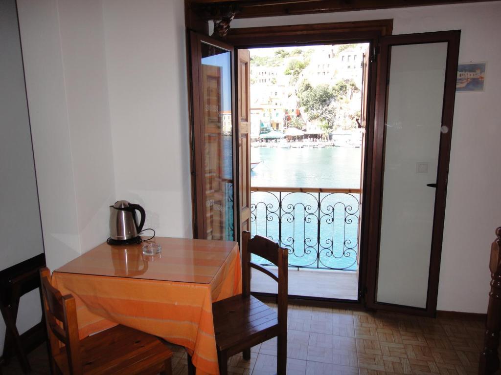 Captain'S Suites Simi Dış mekan fotoğraf