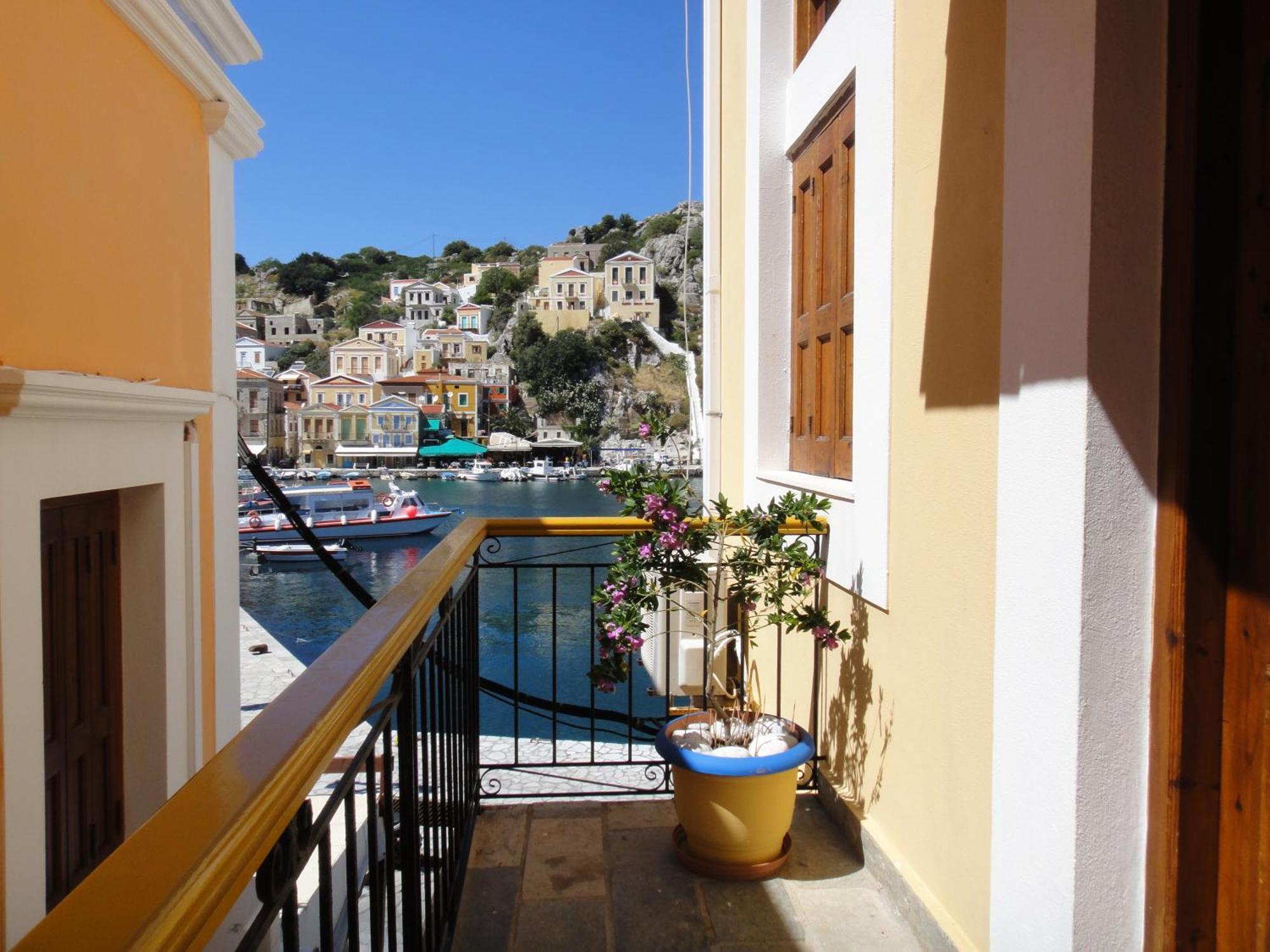 Captain'S Suites Simi Dış mekan fotoğraf