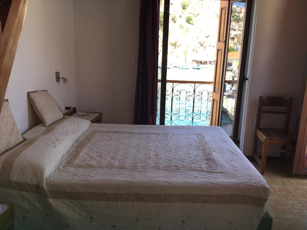 Captain'S Suites Simi Dış mekan fotoğraf
