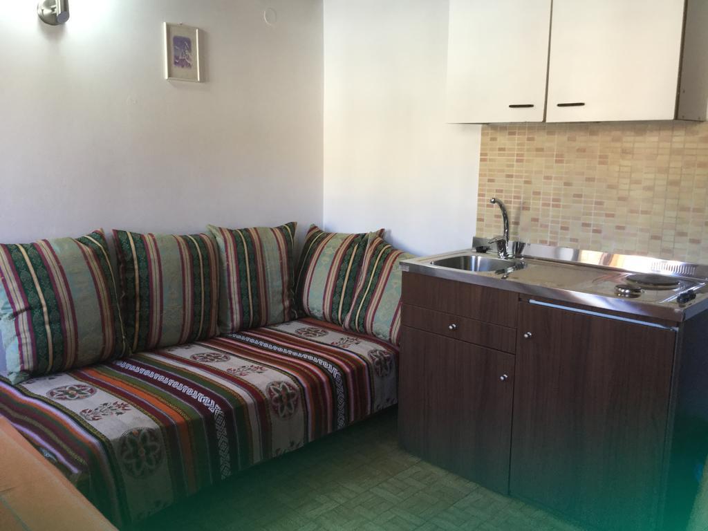 Captain'S Suites Simi Dış mekan fotoğraf
